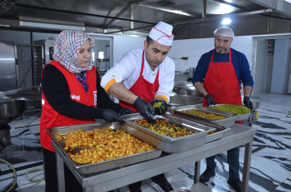 Türk Kızılay, Muş&#039;ta her gün 1200 aileye sıcak yemek ulaştırıyor