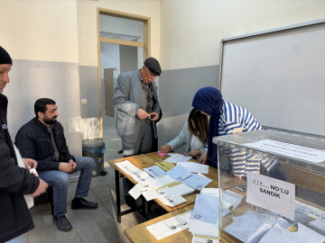 Deprem bölgesinde vatandaşlar sandık başına gitti