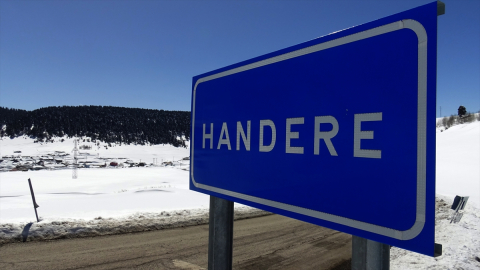 Kars&#039;ta 2 bin 350 rakımdaki karla kaplı köyde umutla baharı bekliyorlar