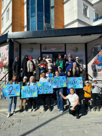 Erzurum'da otizmli çocuklar "farkındalık günü"nde kuşlara renkli yuva yaptı