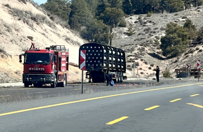 Kars&#039;ta boş tüp yüklü tırın dorsesinde çıkan yangın söndürüldü