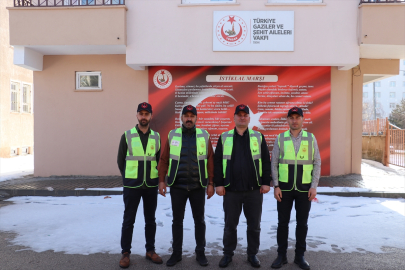 Şehitlerin isimlerinin yazıldığı yardım kolileri ihtiyaç sahiplerine ulaştırılıyor