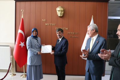 Erzincan Belediye Başkanı Bekir Aksun, mazbatasını aldı
