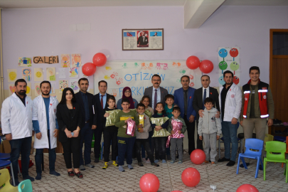 Şemdinli Kaymakamı Ateş, otizmli çocukları ziyaret etti