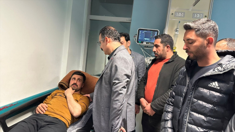 Şemdinli Kaymakamı Ateş, otomobilin çarptığı genci hastanede ziyaret etti