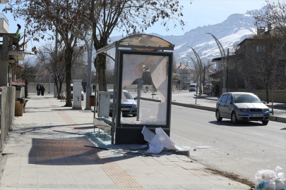 Van&#039;da düzenlenen izinsiz gösterilerde parklar ateşe verildi, bazı iş yerleri zarar gördü