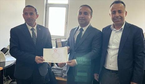 Büyükçiftlik Belde Belediye Başkanı Çiçek, mazbatasını aldı