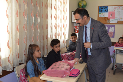 Şemdinli Kaymakamı Ateş, köydeki öğrencileri ziyaret etti