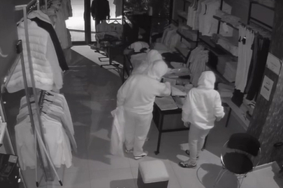 Elazığ&#039;da bir mağazadan hırsızlık anı güvenlik kamerasında