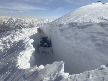 Hakkari'de kar nedeniyle kapanan üs bölgesinin yolu bir haftada açıldı