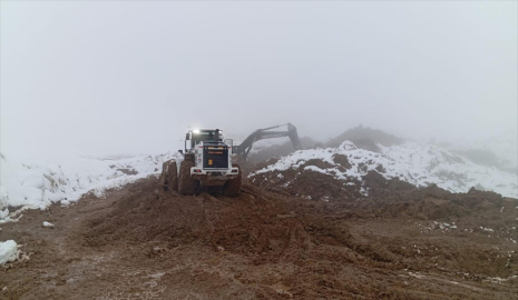 Hakkari&#039;de 2 kez heyelan meydana gelen köy yolu ekiplerin çalışmasıyla açıldı