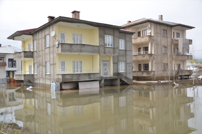 Hakkari&#039;de sağanak nedeniyle bazı evleri su bastı