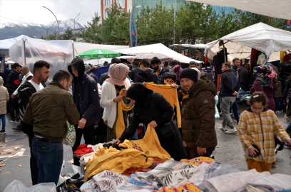 Muş'ta kurulan pazarda bayram hareketliliği yaşanıyor
