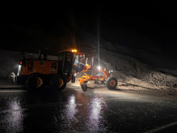 Hakkari-Van kara yolu 3 noktada meydana gelen heyelan nedeniyle kapandı