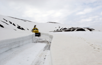 Nemrut Krater Gölü'ne ulaşımın sağlandığı yolda karla mücadele çalışması başlatıldı
