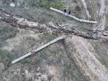 Elazığ merkezli depremin etkisi, Bingöl&#039;de su kanalında kayma ve yarıklara neden olmuş