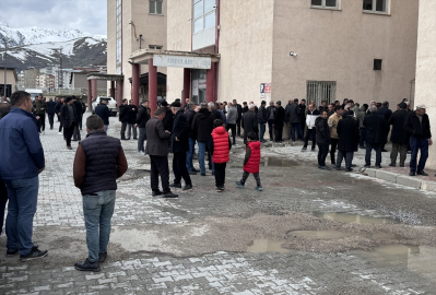 Hakkari&#039;de debisi yükselen dereye düşen kişi öldü