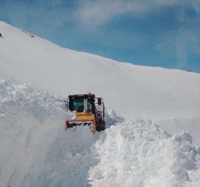 Van'da ekiplerin çalışma yürüttüğü mezra yoluna çığ düştü
