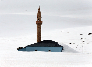 Ardahan&#039;da yayla evleri ilkbaharda kara gömüldü