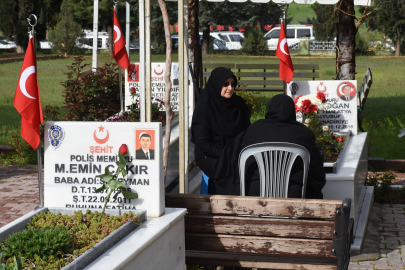 Deprem bölgesinde Ramazan Bayramı dolayısıyla şehitlikler ziyaret edildi