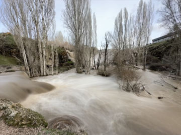Karların erimesi ve yağışlar Muradiye Şelalesi&#039;ni coşturdu