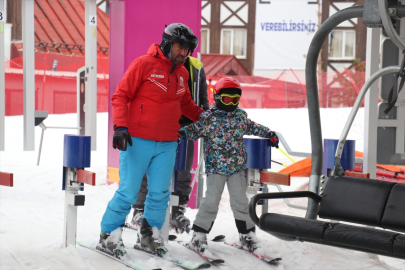 Palandöken&#039;de tatilciler nisanda kayak yapmanın tadını çıkardı