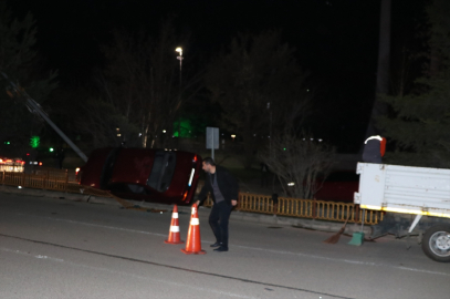 Erzurum&#039;da refüje çarpan otomobildeki 3 kişi yaralandı