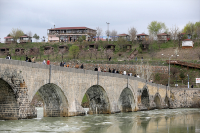 Muş'ta ziyaretçiler bayramın son gününü tarihi Murat Köprüsü'nde değerlendiriyor