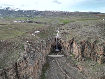 Yaz aylarında kuruyan Van&#039;daki Yaşar Kemal Şelalesi yeniden akmaya başladı