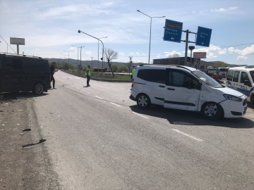 Bingöl'de minibüs ile hafif ticari araç çarpıştı 15 kişi yaralandı