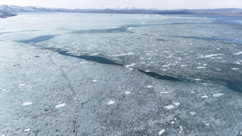 Buzları erimeye devam eden Çıldır Gölü dronla görüntülendi