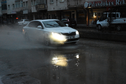 Erzurum'da sağanak hayatı olumsuz etkiledi