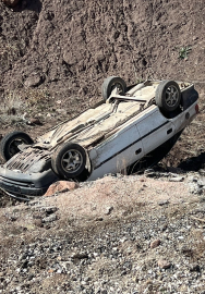 Hakkari&#039;de devrilen otomobildeki 9 kişi yaralandı
