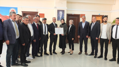 Ağın Belediye Başkanı Şeref Çakar mazbatasını aldı