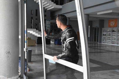 Van&#039;da konser girişinde yaşanan yoğunluk nedeniyle spor salonunun cam ve kapıları kırıldı