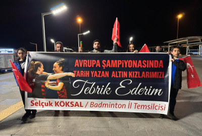 Avrupa Büyükler Badminton Şampiyonası&#039;nda madalya alan sporcular törenle karşılandı