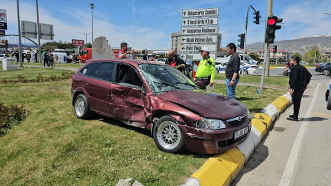 Erzincan'da otomobil ile ambulansın çarpıştığı kazada 6 kişi yaralandı