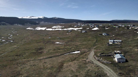 Karların erimeye başladığı Ardahan yaylaları dronla görüntülendi