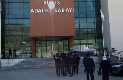 Bitlis&#039;te sosyal medya paylaşımlarıyla ilgili gözaltına alınan 3 polis adliyeye sevk edildi