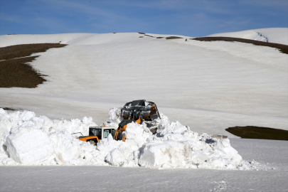 Muş&#039;ta karla mücadele ekipleri kış boyunca kilometrelerce yolu kardan temizledi