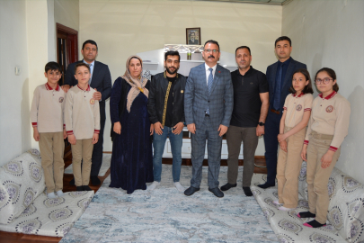 Şemdinli Kaymakamı Ateş, şehit ailelerini ziyaret etti