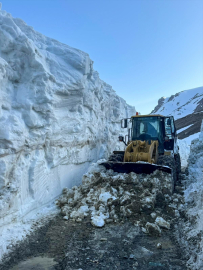 Başkale&#039;de kar nedeniyle uzun süredir kapalı olan mahallelerin yolu ulaşıma açıldı