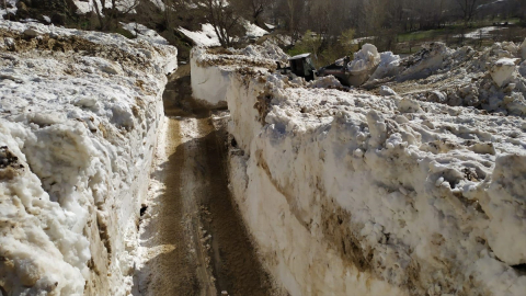 Hakkari&#039;de karla mücadele çalışmaları devam ediyor