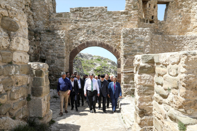 Van Kalesi&#039;nin zirvesindeki Süleyman Han Camisi ibadete açıldı