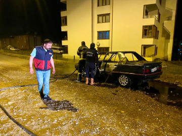 Ardahan'da park halindeki otomobil yandı