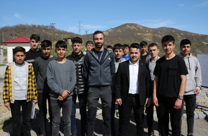 Bitlisli öğrenciler boş araziye yaptıkları bocce sahasında stres atıyor