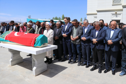 İliç&#039;teki maden sahasında toprak altından çıkarılan Adnan Keklik&#039;in cenazesi defnedildi