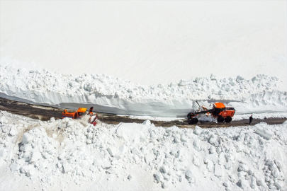 Metrelerce karın biriktiği zirvedeki yolu açmak için mücadele ediyorlar
