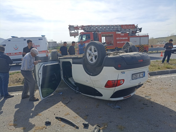 Van&#039;da takla atan otomobildeki 5 kişi yaralandı