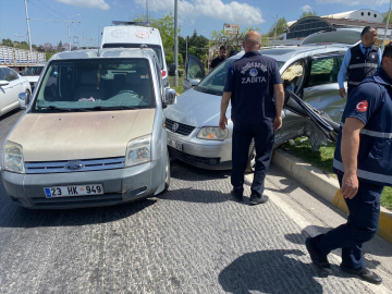 Malatya&#039;da 3 aracın karıştığı kazada 4 kişi yaralandı